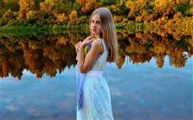 Белое платье девушка, блондинка, глаза, озеро, лес, вода отражение