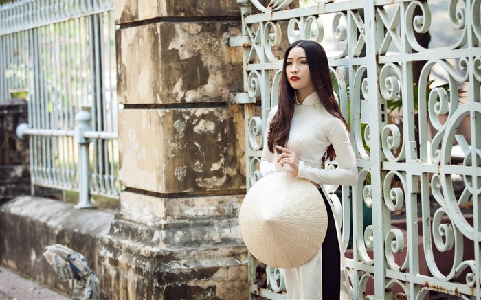 Азиатская девушка, белое платье, длинные волосы, забор обои,s изображение