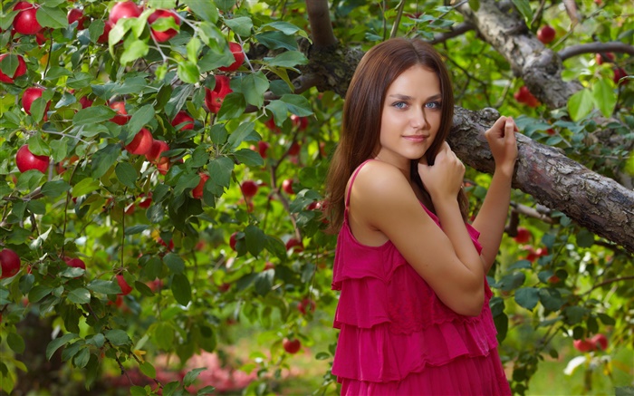 Голубые глаза девушки, красное платье, яблоня, красные яблоки обои,s изображение