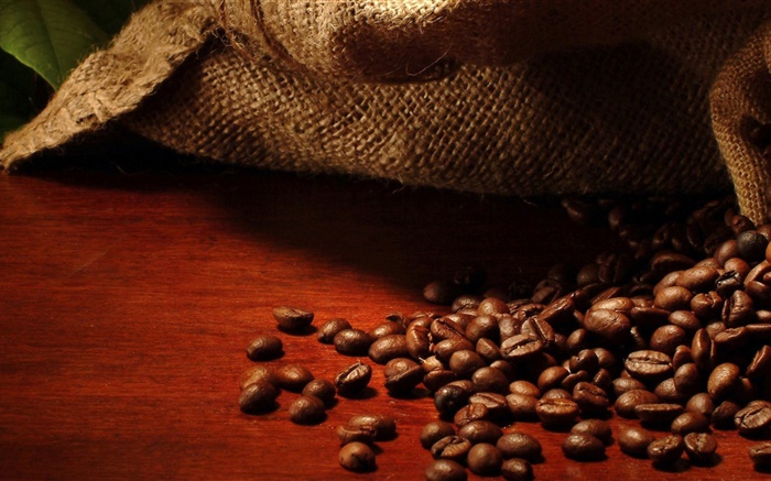 Кофе в зернах, сумки, листья обои,s изображение
