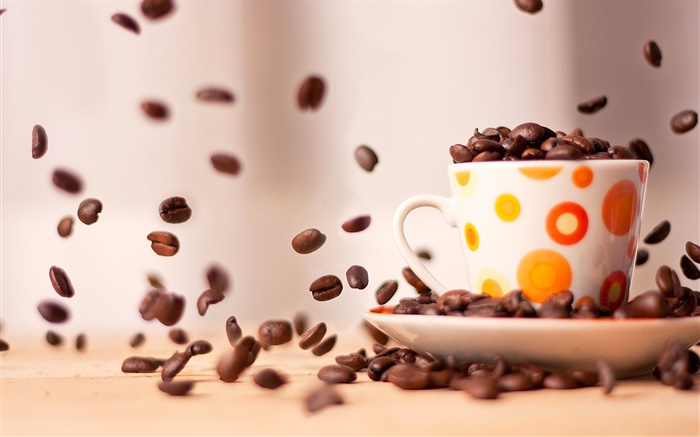 Кофе в зернах падают, чашка, блюдце обои,s изображение