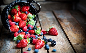 Свежие фрукты, красные ягоды, клубника, малина, ежевика, черника