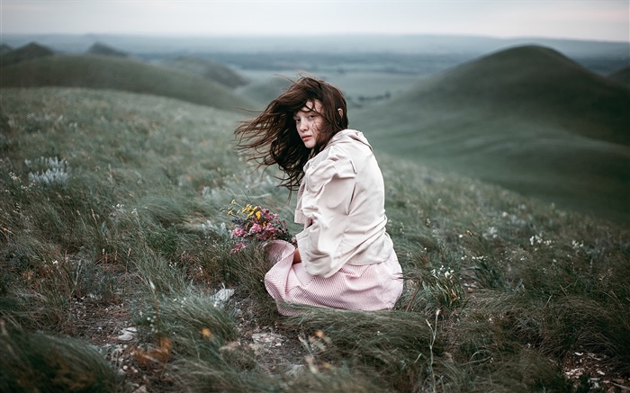 Девушка на ветру, луг, букет цветов, наклон обои,s изображение