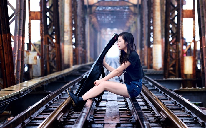 Девочка сидит на железнодорожных играть на гитаре, мост обои,s изображение