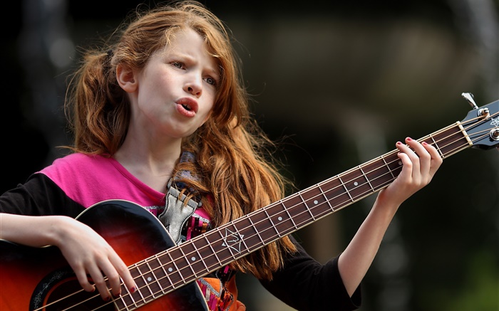 Девочка использование гитары, пение обои,s изображение