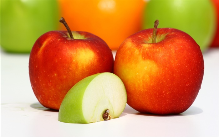 Две красные яблоки, зеленый ломтик яблока, вкусные фрукты обои,s изображение