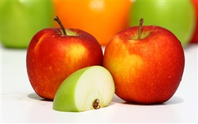 Две красные яблоки, зеленый ломтик яблока, вкусные фрукты HD обои