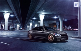 BMW M4 серый автомобиль в ночное время, парковка, огни