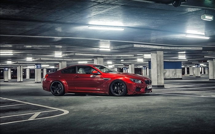 BMW M6 красный цвет автомобиля на стоянке обои,s изображение