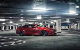 BMW M6 красный цвет автомобиля на стоянке