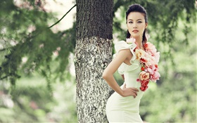 Красивое платье Азиатская девушка, стройная фигура, цветы