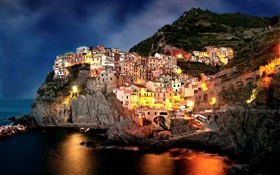 Амальфи, Италия, ночь, побережье, город, скалы, дома, фонари, лодки