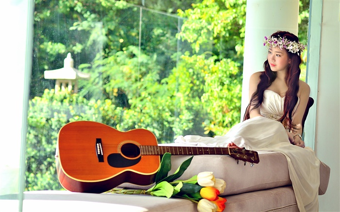 Азиатская музыка девушка, белое платье, гитара, тюльпаны обои,s изображение