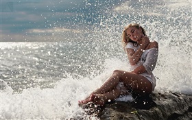Блондинка, белое платье, сидя на скалах, море, волны, брызг воды HD обои