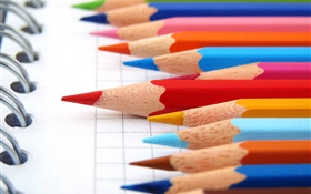 Цветные карандаши, ноутбук