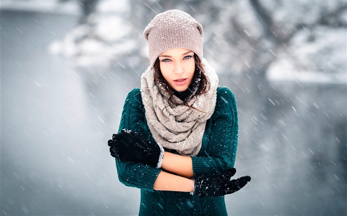 Девочка в холодной зимой, снег, ветер, перчатки, шлем обои,s изображение