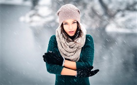 Девочка в холодной зимой, снег, ветер, перчатки, шлем