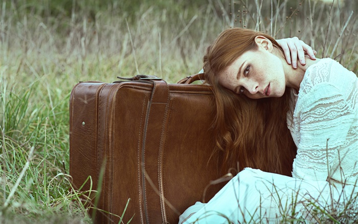 Девочка в траве, белое платье, чемодан обои,s изображение