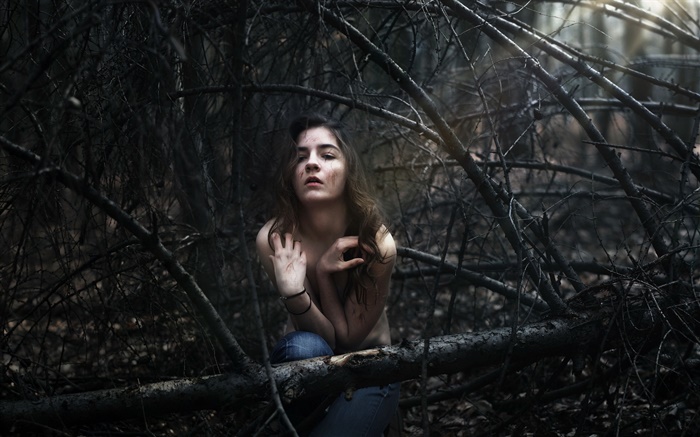 Девочка потеряла в лесу обои,s изображение