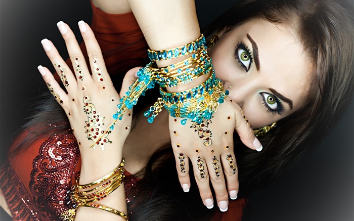 Зеленые глаза девушки, макияж, руки, ювелирные изделия, индийский обои,s изображение