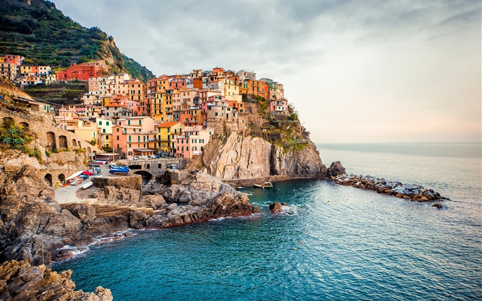 Манарола, Италия, дома, побережье, лодки, скалы обои,s изображение