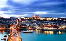 Прага город ночь, огни, дома, Карлов мост, река, закат, небо HD обои