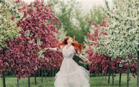 Красные волосы девушка танцы, цветы, деревья, весна, боке HD обои