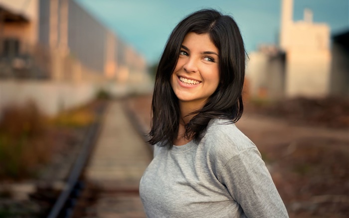 Улыбка девушки, черные волосы, железная дорога, боке обои,s изображение