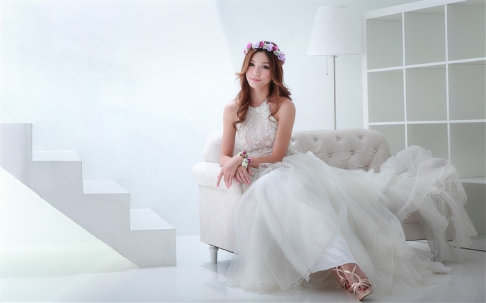 Азиатская девушка, красивое платье, невеста, поза, диван обои,s изображение