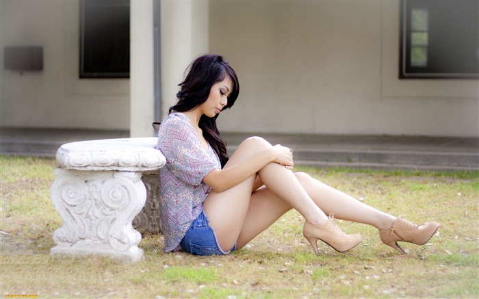 Азиатская девушка, сидя на земле, красивые ноги обои,s изображение