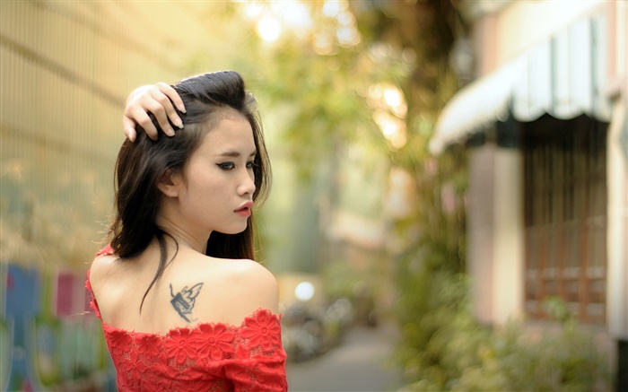 Азиатская девушка, татуировка, красное платье, оглядываясь назад обои,s изображение
