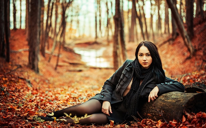 Черные волосы девушки в лесу, осень, желтые листья обои,s изображение