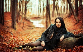 Черные волосы девушки в лесу, осень, желтые листья HD обои