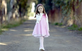Милые дети, розовое платье девушка, дорога, деревья HD обои