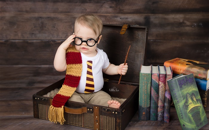 Милый маленький мальчик, чемодан, книги, очки обои,s изображение