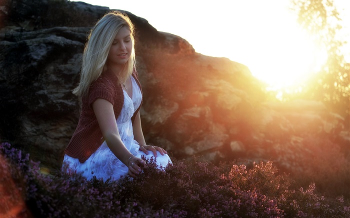 Девочка утром, свет, восход солнца, цветы обои,s изображение