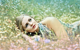 Девочка лежала в траве, полевых цветов HD обои