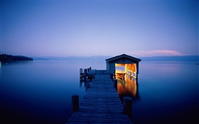 Ночь, озеро, причал, дом, лодка, фонари HD обои