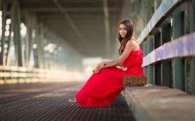 Красная девушка платье, сидя, мода, мост