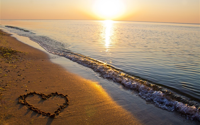 Песчаный пляж, море, закат, любовь в форме сердца обои,s изображение