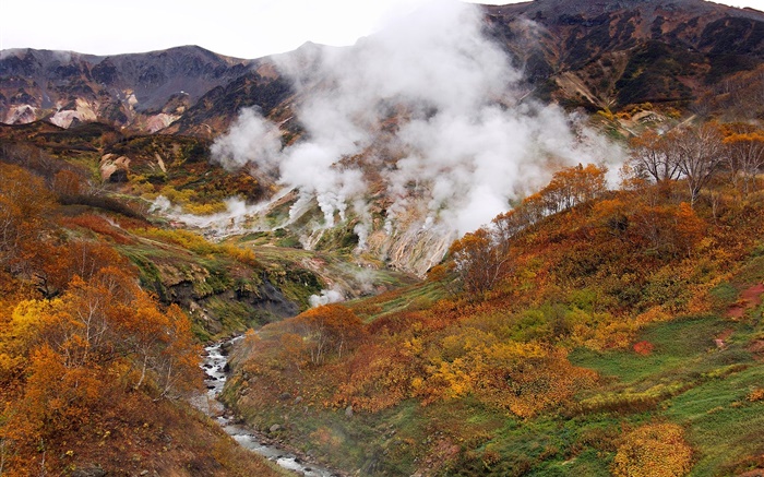 Осень, горы, деревья, ручей, дым обои,s изображение