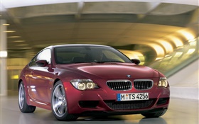 красный автомобиль вид спереди BMW M6