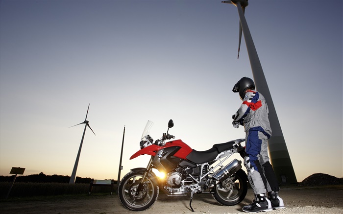 BMW R1200 GS мотоцикл, водители, закат, ветряные мельницы обои,s изображение