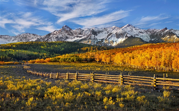 Красивый осенний пейзаж, горы, лес, забор обои,s изображение