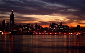 Красивый город ночью, дома, река, свет, закат, красное небо HD обои