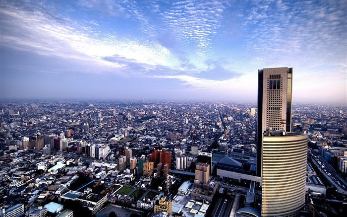 Красивый город, вид сверху, небоскребы, голубое небо, облака обои,s изображение