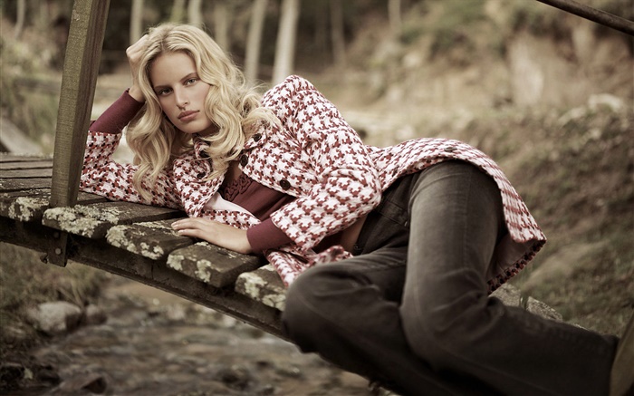 Блондинка лежала на деревянный мост, пальто обои,s изображение