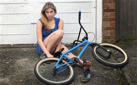 Голубое платье девушка, велосипед