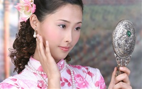 Cheongsam девушка использовать зеркало, Китай, азиатские