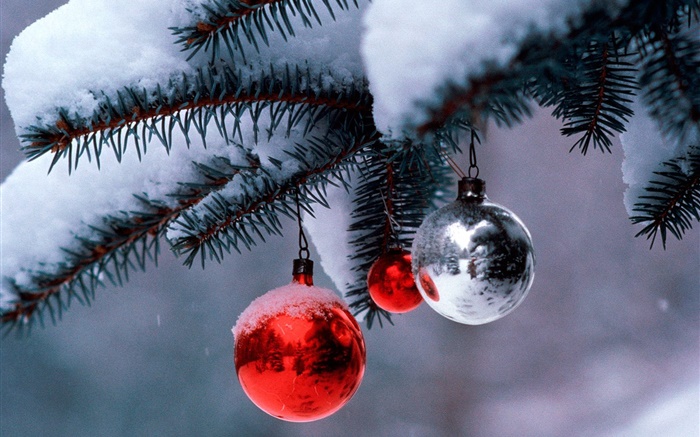 Новогодние шары, дерево, ветки, снег толстый обои,s изображение
